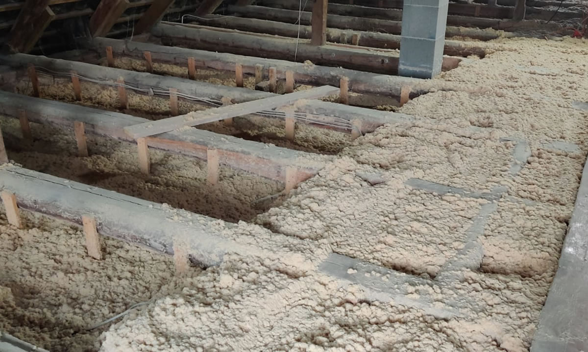 Einblasdämmung bei offenen Geschossdecken