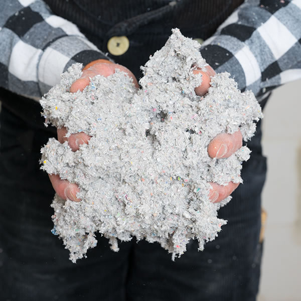 Eine Handvoll Zellulose-Dämmaterial